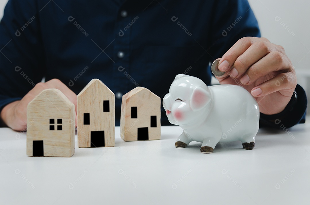 Empresário segurando dinheiro moeda poupança finanças investimento renda moeda cofrinho no conceito de negócio de mesa.