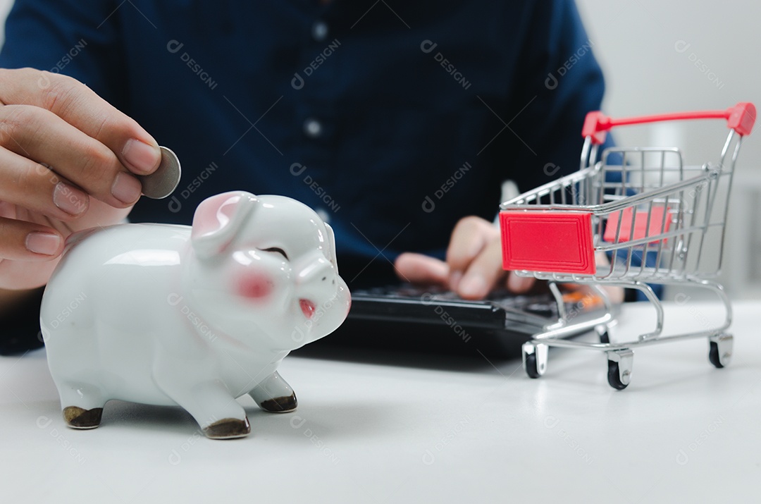 Empresário segurando dinheiro moeda poupança finanças investimento renda moeda cofrinho no conceito de negócio de mesa.