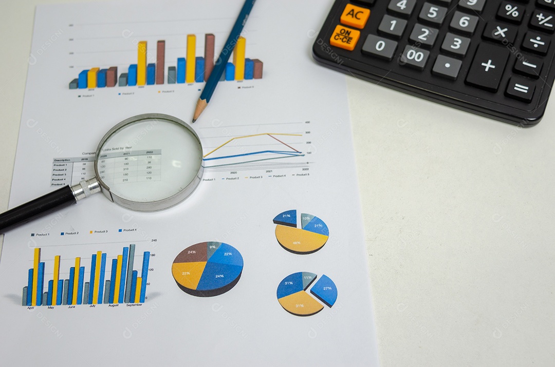 Relatório de marketing de informações de gerenciamento de gráfico de documentos de negócios e conceito de finanças estatísticas de planejamento de papelada.