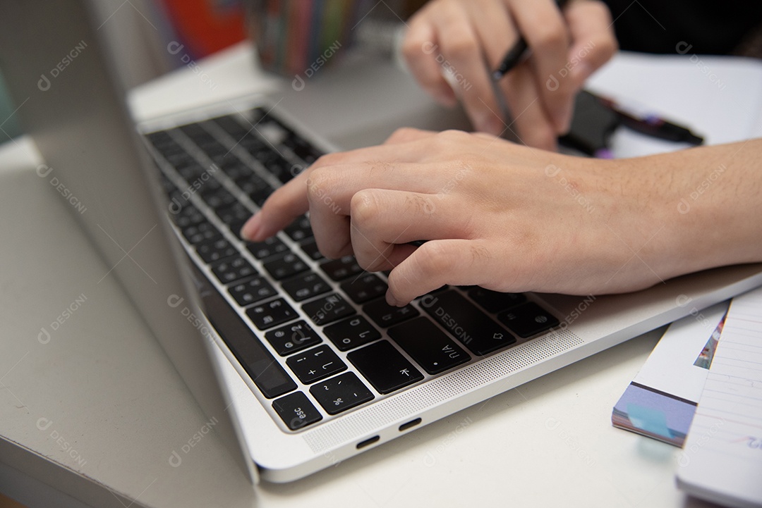 Mão de mulher usando teclado computador laptop internet comunicação rede social tecnologia digital.
