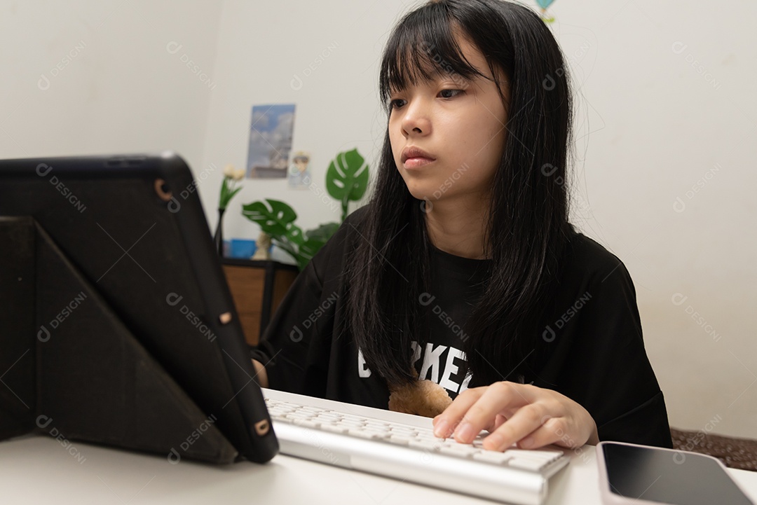 Mão de mulher usando teclado computador portátil internet comunicação rede social tecnologia digital.