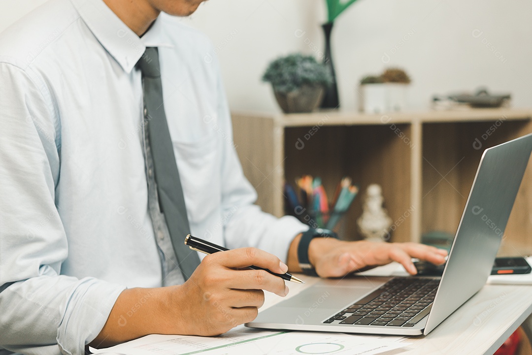 Homem de mão usando teclado computador portátil rede de tecnologia de internet digital navegando e fazendo compras online e mídias sociais.