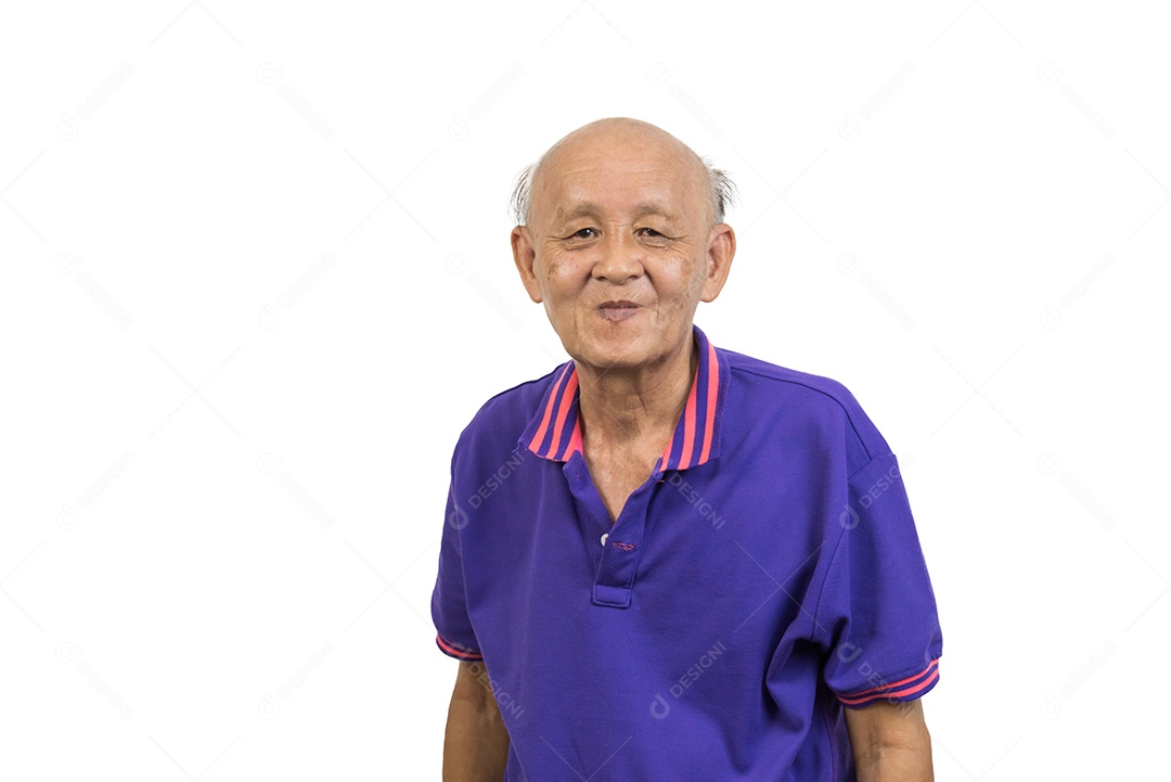 Homem idoso asiático sorrindo sobre fundo branco.