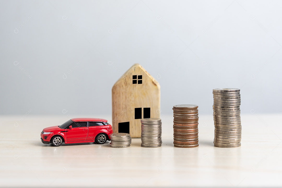 O plano financia investimentos e economias para comprar imóveis e carros. Moeda de dinheiro e carro e casa na contabilidade de negócios de mesa e conceito de imposto e seguro.