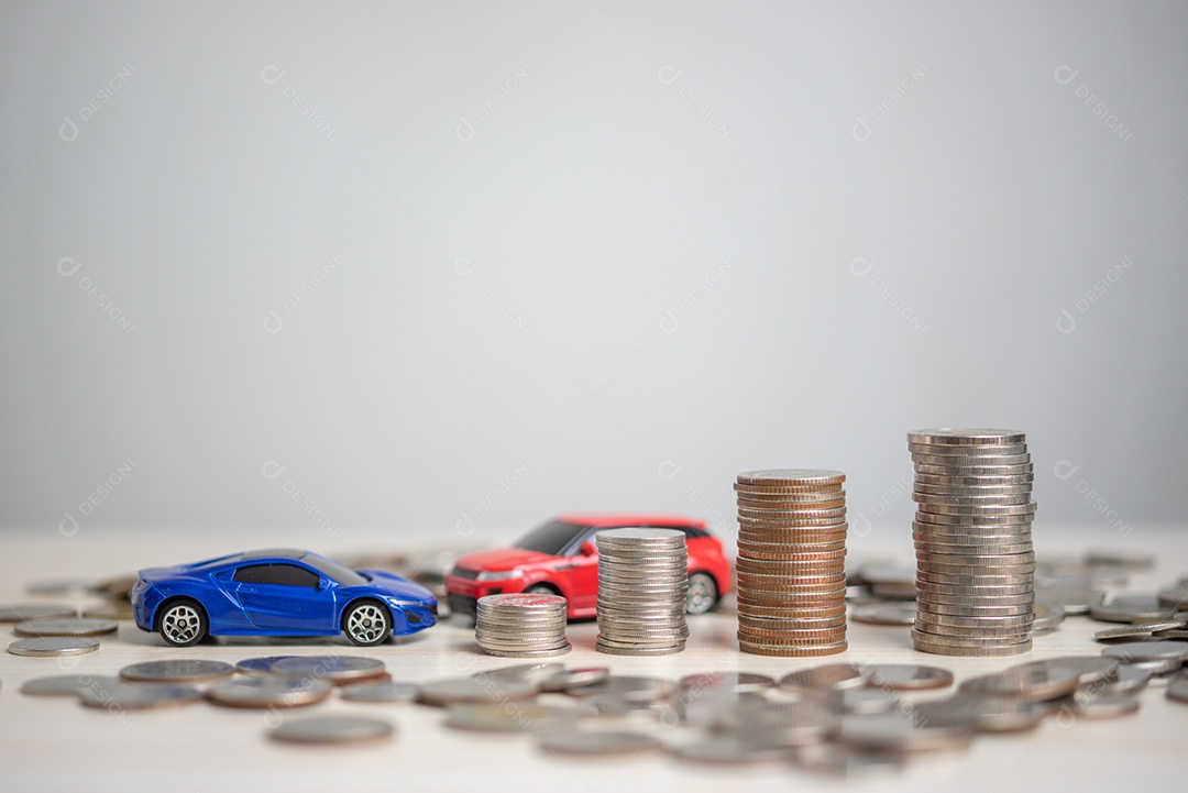 O plano financia investimentos e carros de poupança. Moeda de dinheiro e carro na contabilidade de negócios de mesa e conceito de imposto e seguro.