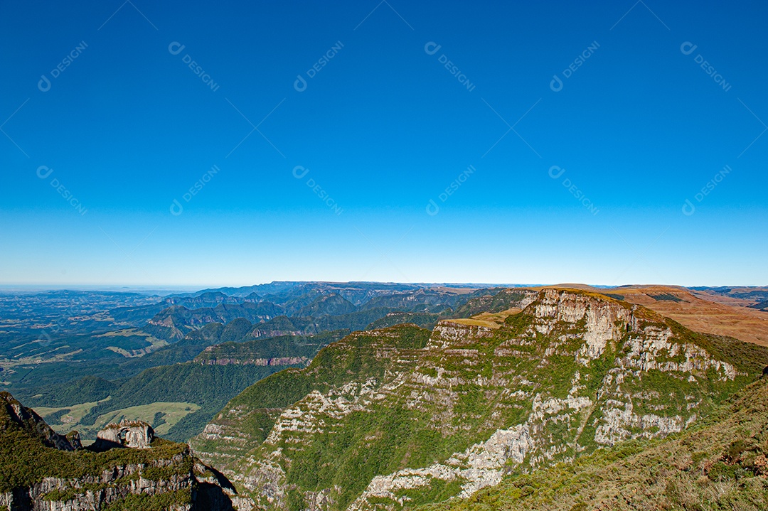 Paisagem floresta penhasco montanhas céu azul