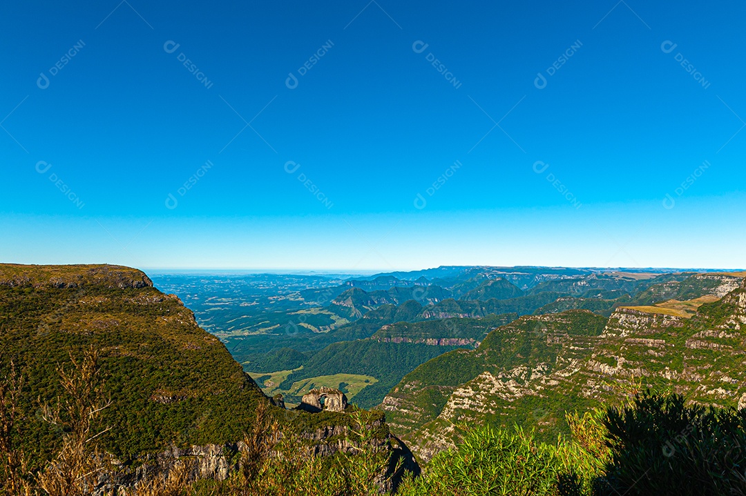 Paisagem floresta penhasco montanhas céu azul