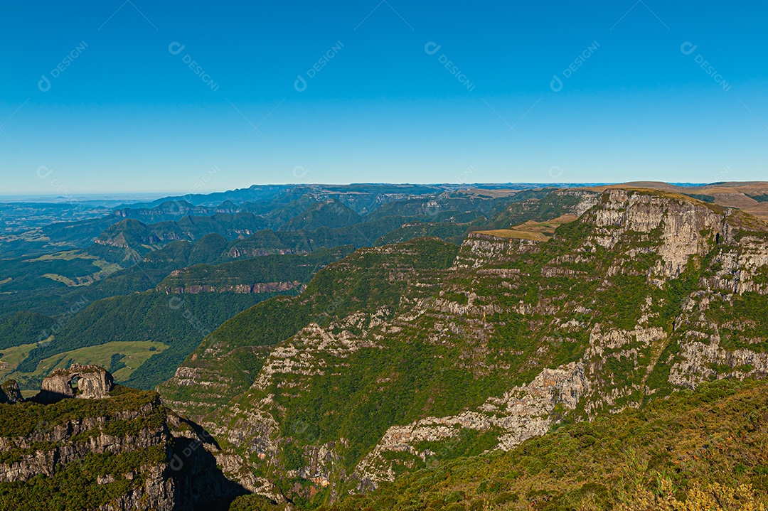 Paisagem floresta penhasco montanhas céu azul