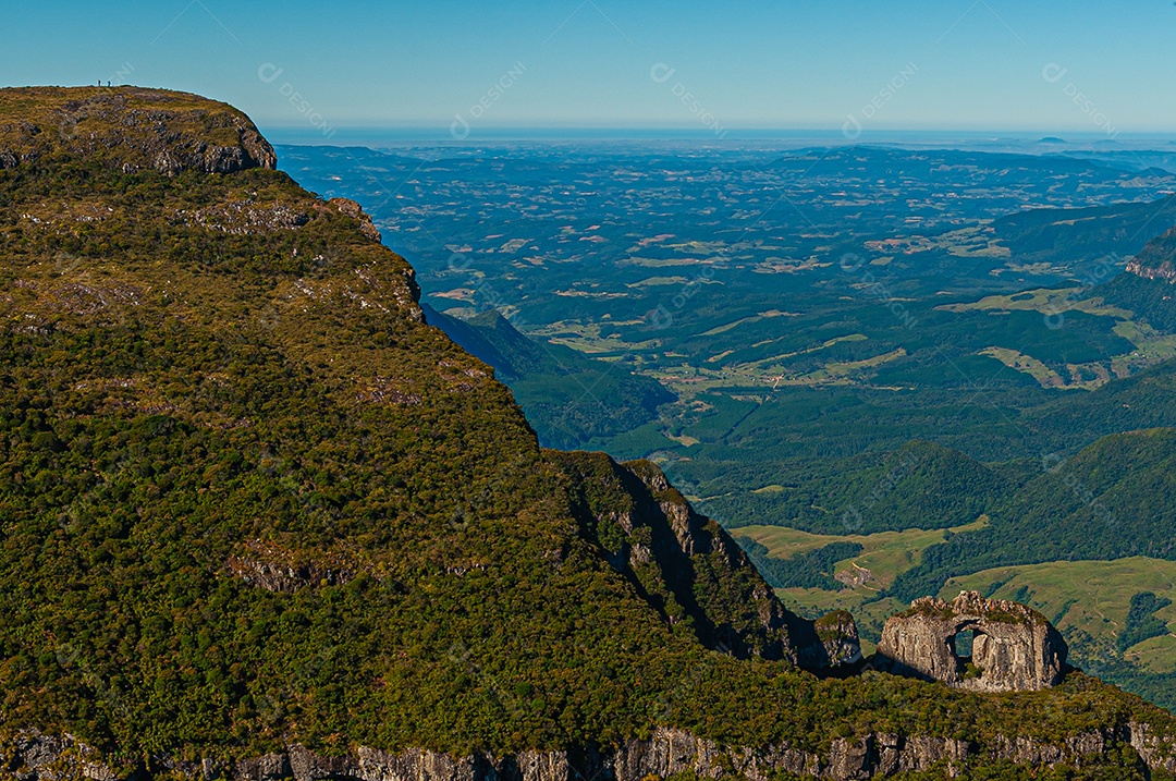 Paisagem floresta penhasco montanhas céu azul