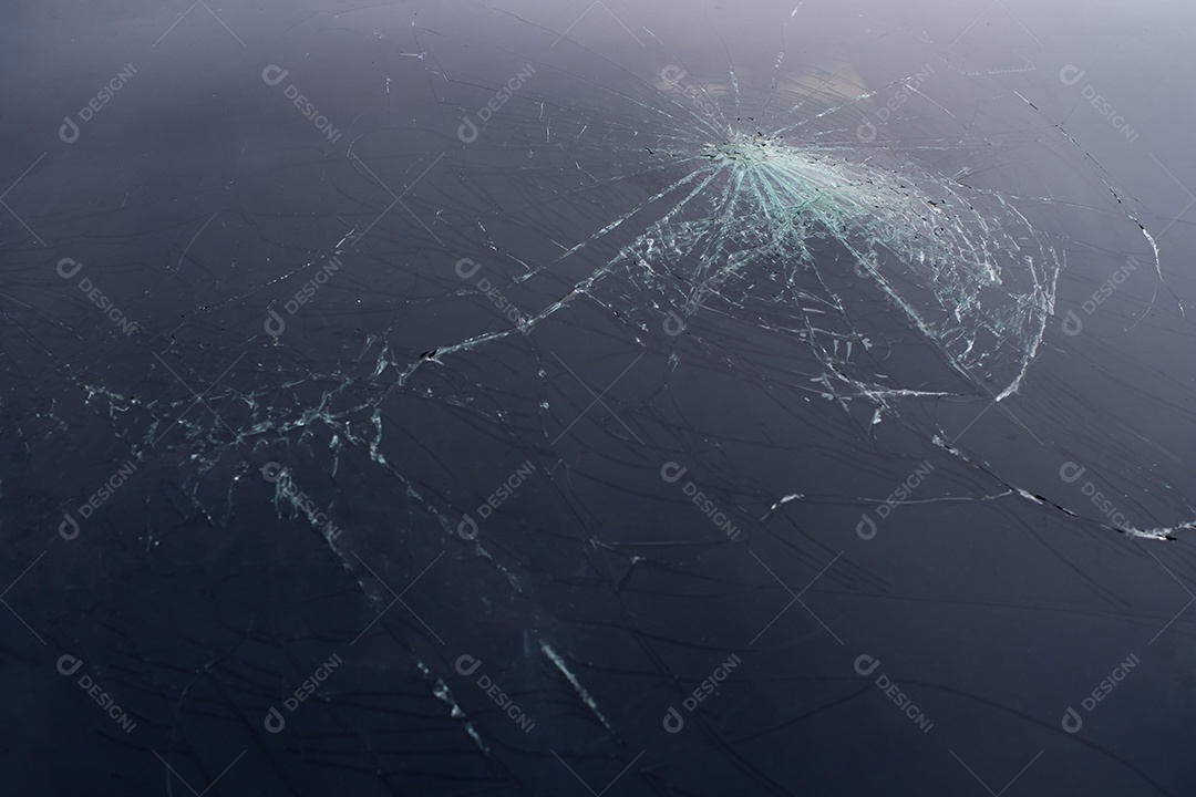 pára-brisa do carro quebrado por acidente