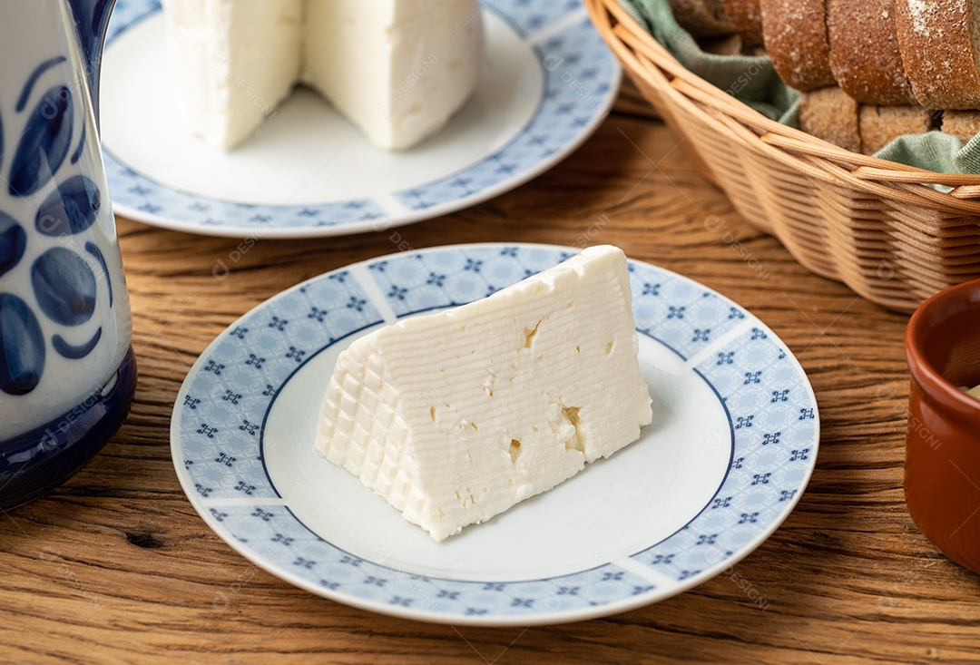 Queijo branco fresco artesanal de Minas Gerais, Brasil com café e pão.