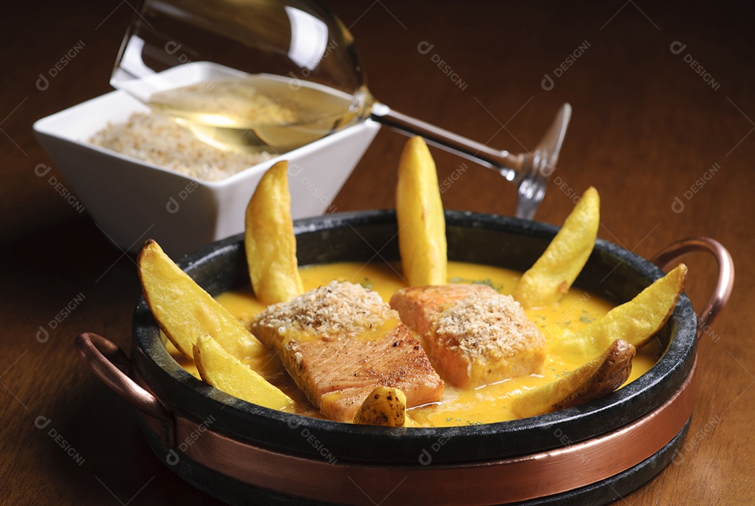 Salmão ao molho de maracujá com batatas. Gastronomia.