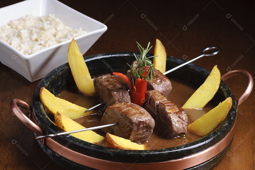 Filet mignon em cubos ao molho Madeira com batatas. Gastronomia.