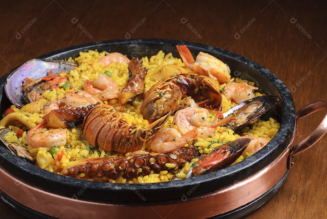 Paella espanhola tradicional com frutos do mar na mesa de madeira. cozinha espanhola.