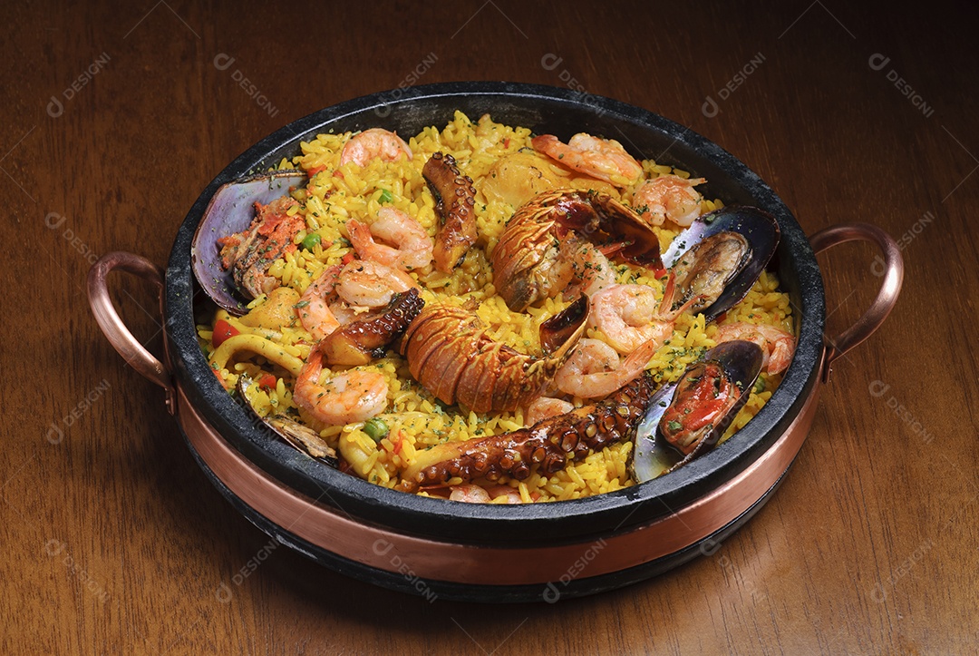 Paella espanhola tradicional com frutos do mar na mesa de madeira. cozinha espanhola.