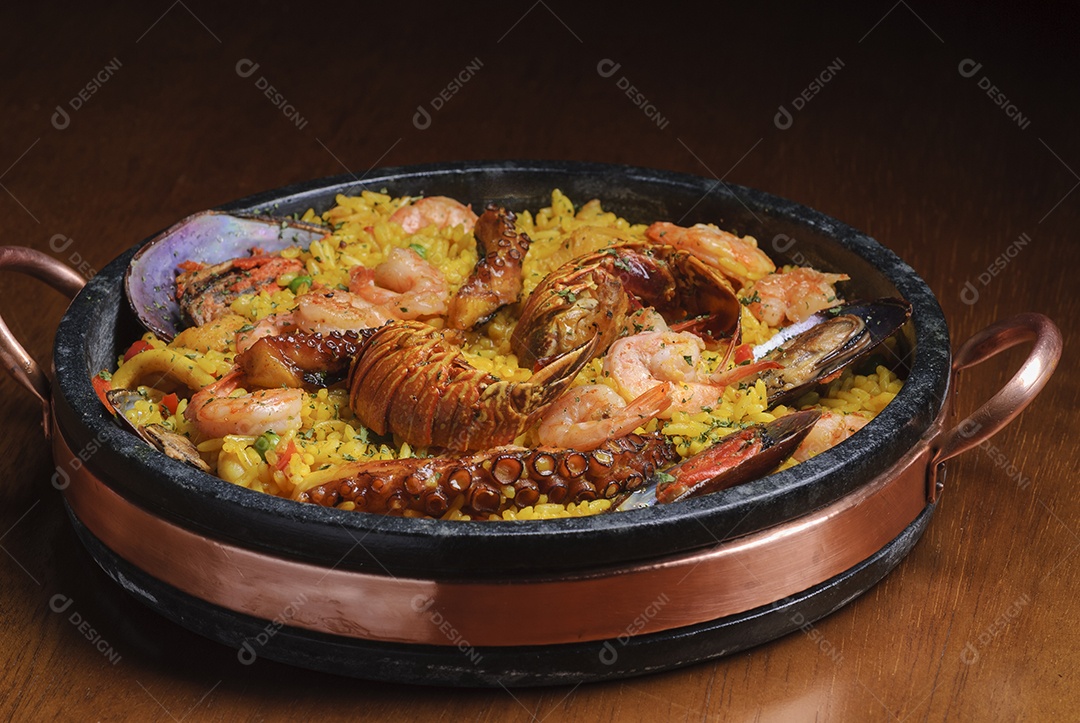 Paella espanhola tradicional com frutos do mar na mesa de madeira. cozinha espanhola.