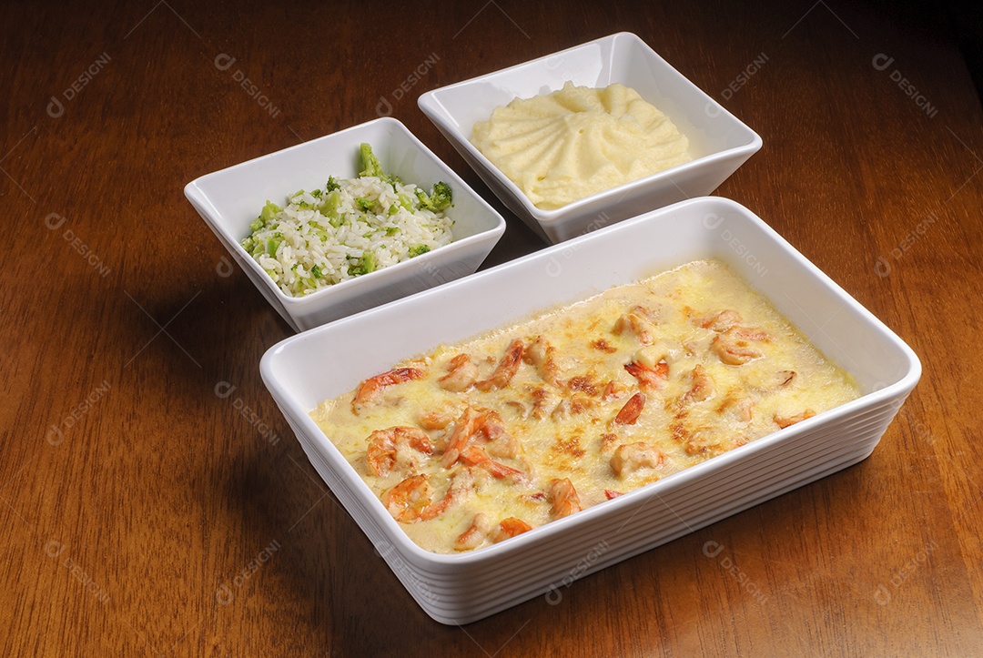 Camarão com catupiry acompanhado de arroz com brócolis e purê de batata. frutos do mar brasileiros.