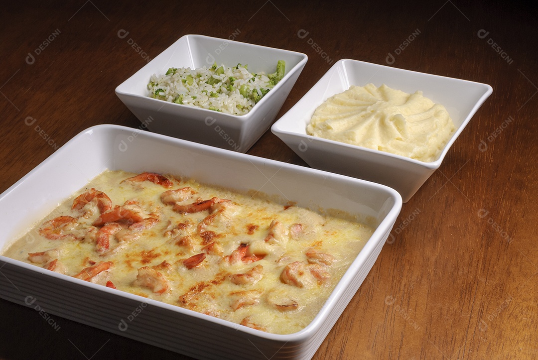 Camarão com catupiry acompanhado de arroz com brócolis e purê de batata. frutos do mar brasileiros.