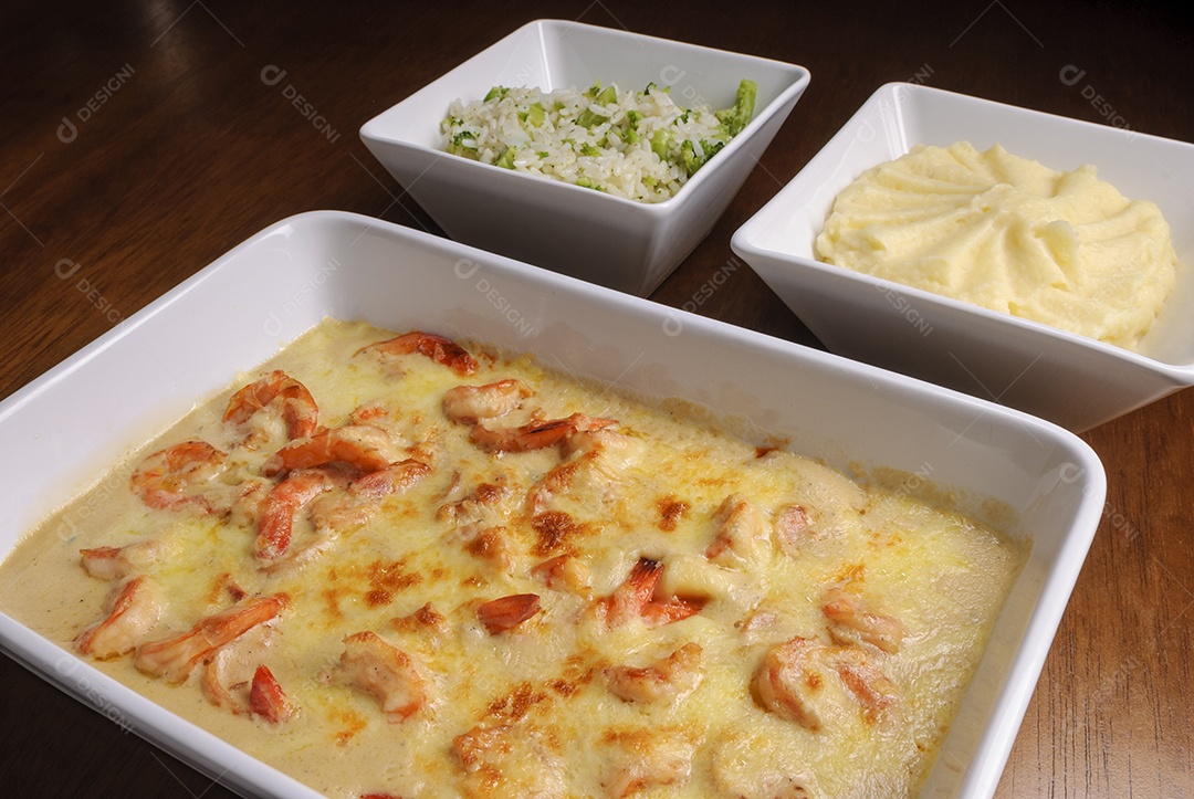 Camarão com catupiry acompanhado de arroz com brócolis e purê de batata. frutos do mar brasileiros.