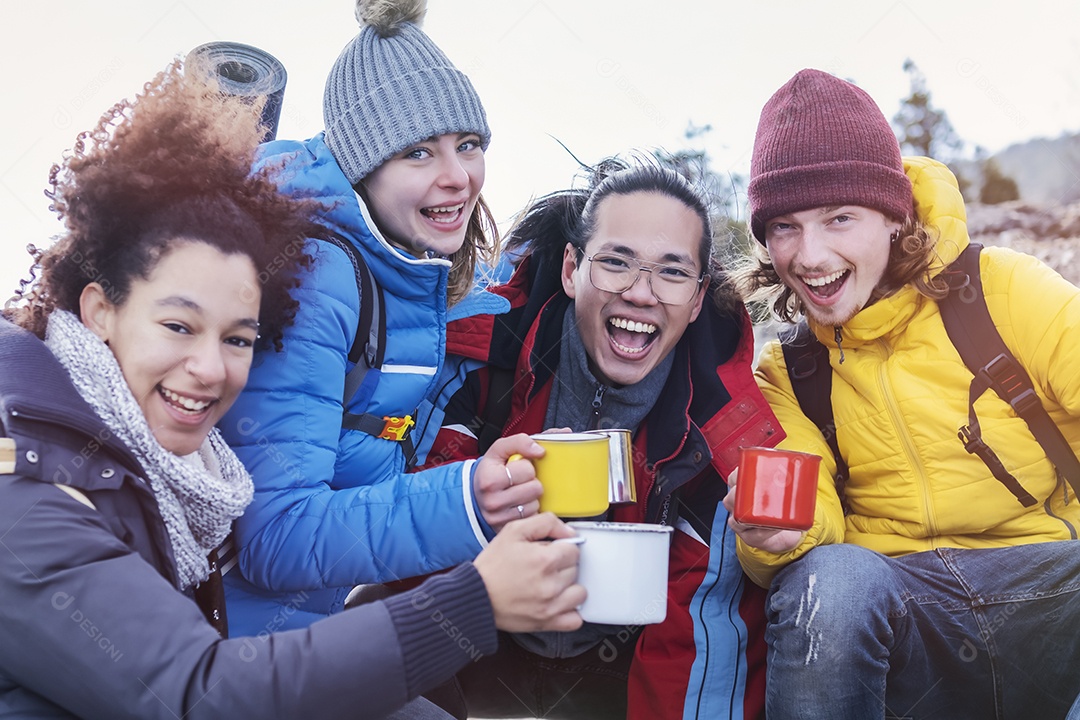 Grupo de caminhantes no topo da montanha fazendo uma pausa para beber e brindar - Amigos felizes tiram uma selfie - Pessoas multiétnicas tendo um dia de caminhada juntos