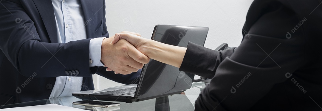 Aperto de mão de pessoas de negócios no escritório após a reunião - homem de negócios bem sucedido e mulher de negócios aperto de mão após um bom negócio. Conceito de reunião de parceria