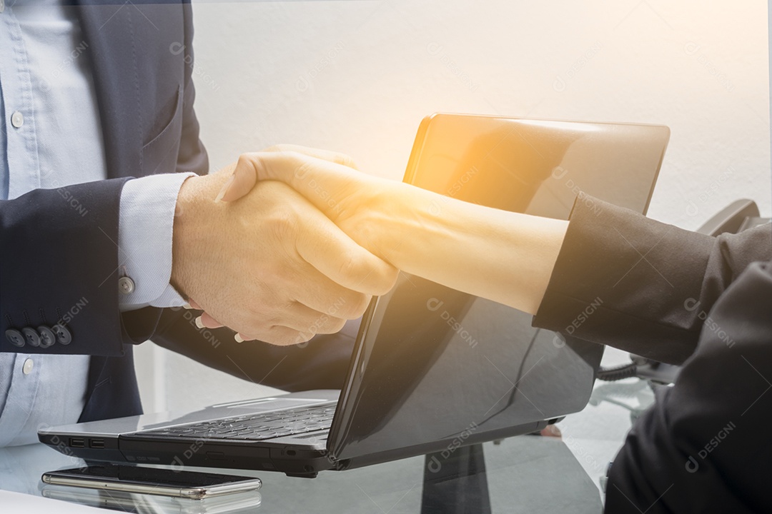 Aperto de mão de pessoas de negócios no escritório após a reunião - homem de negócios bem sucedido e mulher de negócios aperto de mão após um bom negócio. Conceito de reunião de parceria