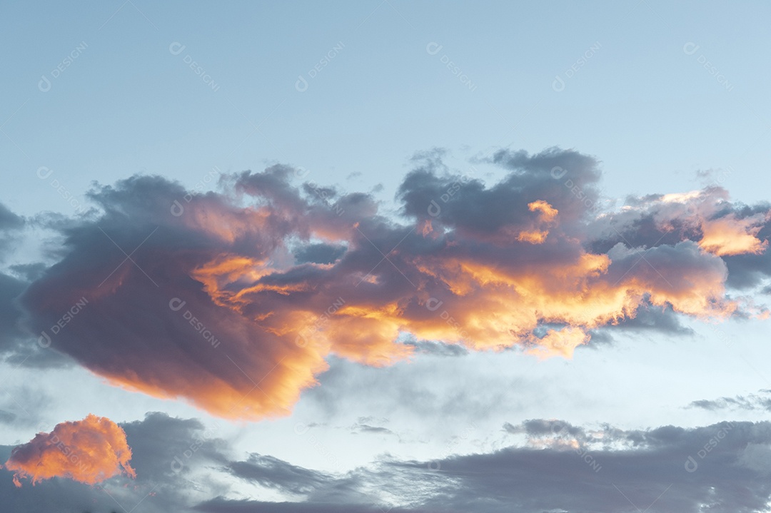 Linda nuvem laranja no céu azul.