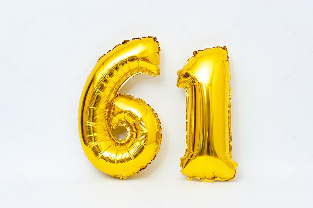 Inflável numeral espumante cor dourada metálica isolada no fundo branco