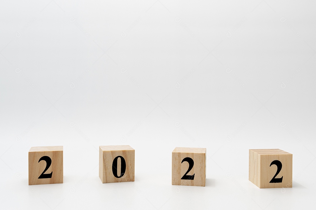 Blocos escrito 2022 de madeira na direção horizontal isolado no fundo branco