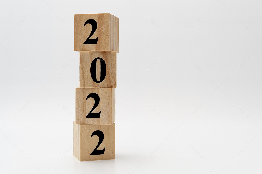 Blocos escrito 2022 de madeira na direção horizontal isolado no fundo branco