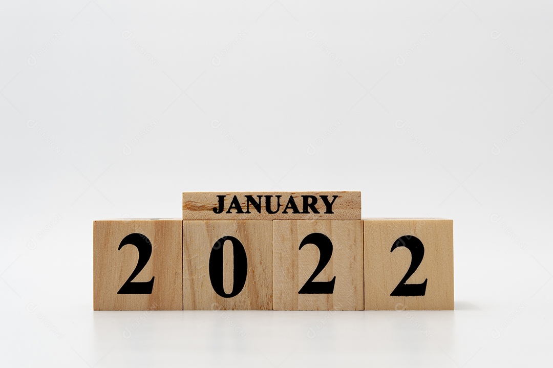Blocos escrito Janeiro 2022 de madeira na direção horizontal isolado no fundo branco