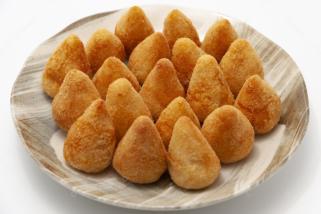 Aperitivo brasileiro típico chamado Coxinha de Frango