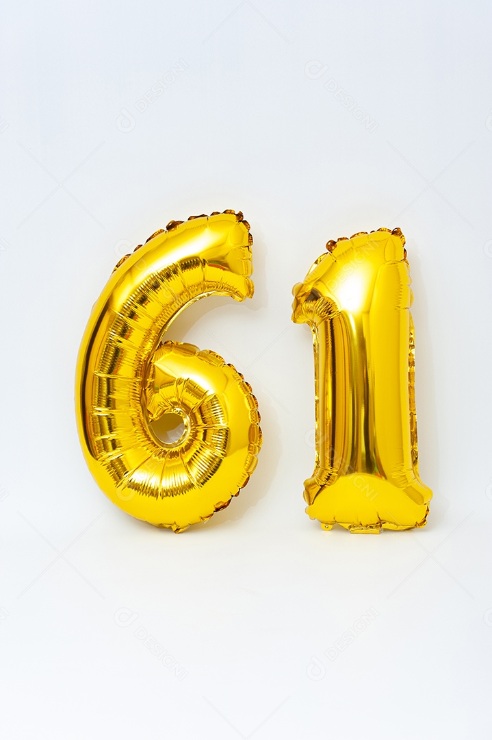 Inflável numeral espumante cor dourada metálica isolada no fundo branco