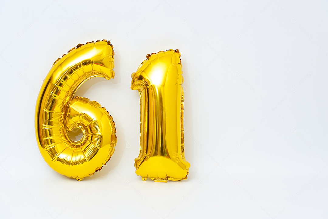 Inflável numeral espumante cor dourada metálica isolada no fundo branco