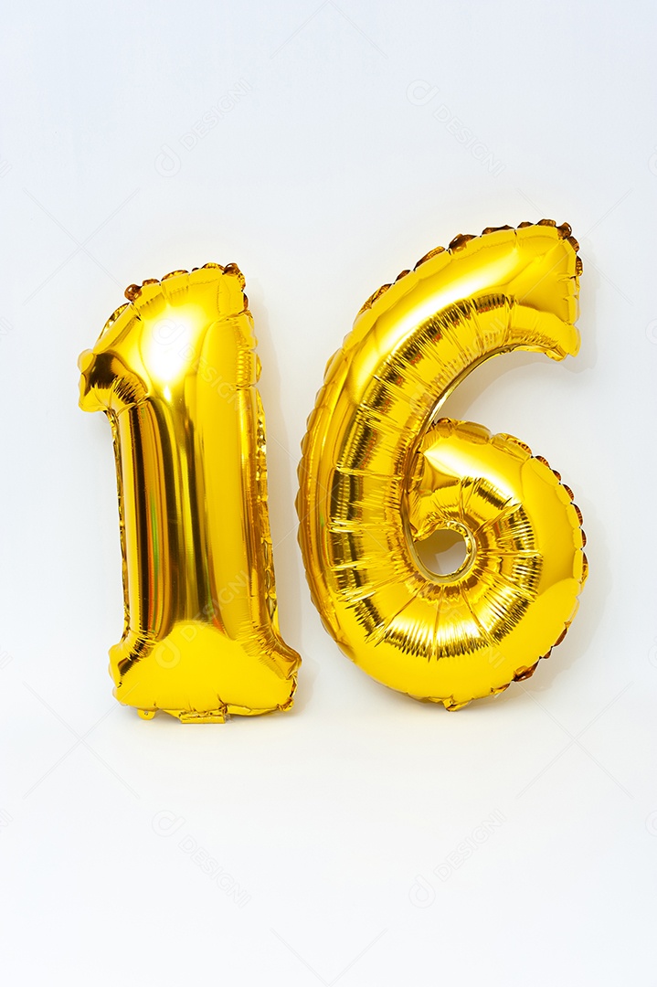 Inflável numeral 16 cintilante cor dourada metálica isolada no fundo branco