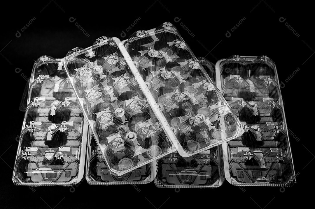 Embalagem plástica reciclável 10 ovos usada no Japão. isolado no fundo preto
