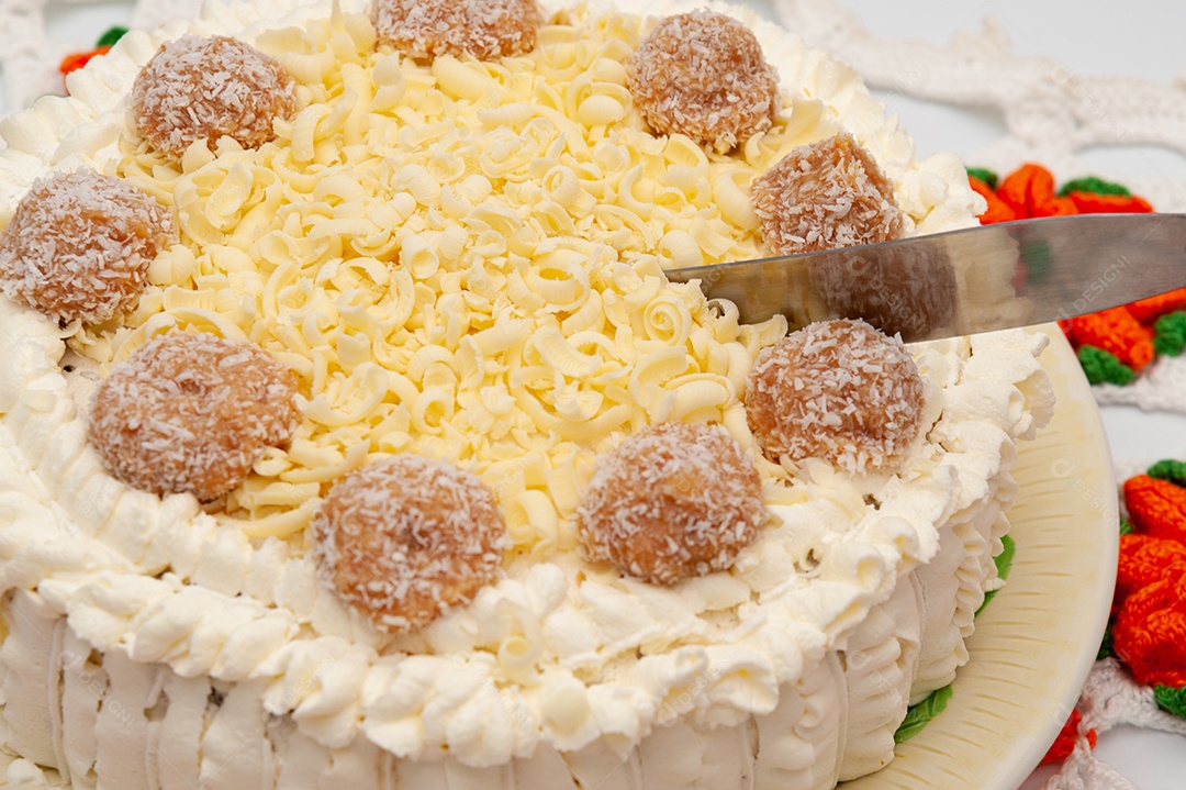 Delicioso bolo de chocolate caseiro decorado com chocolate branco ralado e trufas