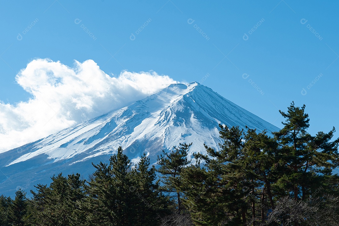 Monte Fuji no inverno coberto de neve com lindo céu azul e nuvem branca.