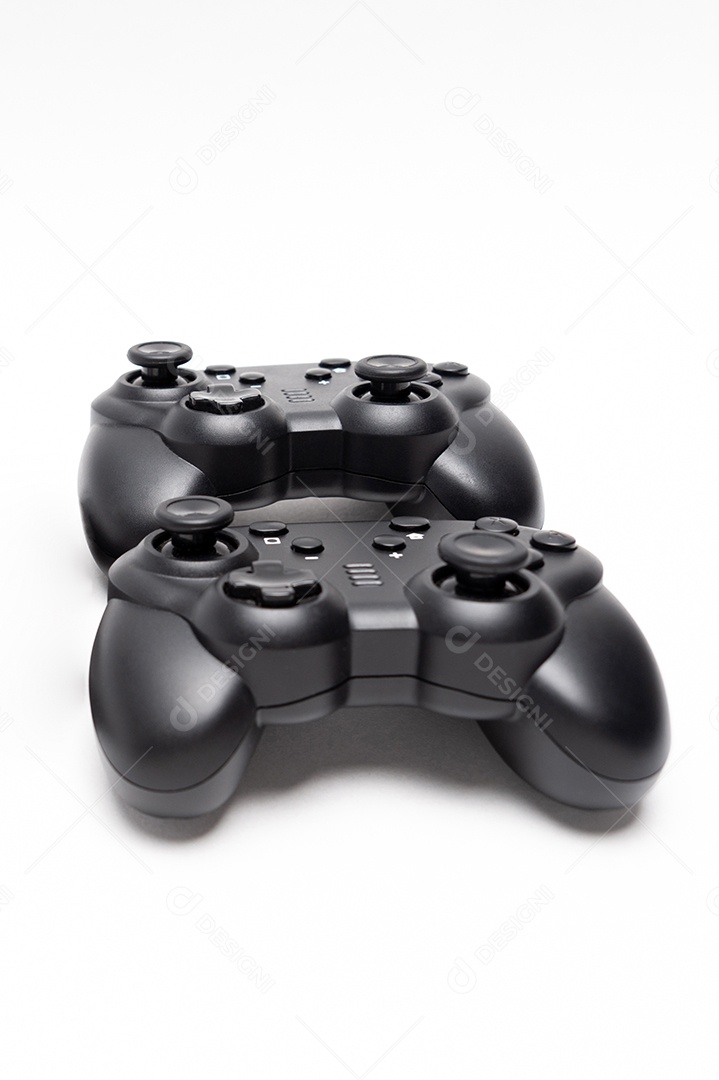 Dois controladores de jogos pretos genéricos. Isolado no fundo branco.