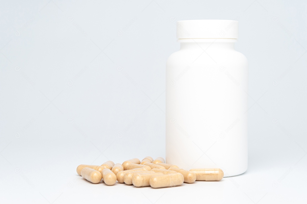 Conceito médico - garrafa de plástico com comprimidos brancos espalhados. Isolado no fundo branco. Copie o espaço.