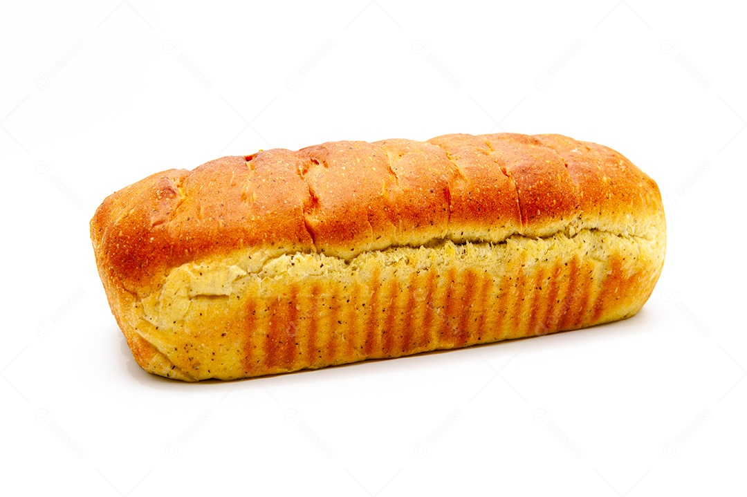 Delicioso pão caseiro temperado cortado ao meio isolado no fundo branco. Copie o espaço.