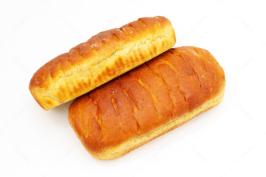 Delicioso pão caseiro temperado cortado ao meio isolado no fundo branco. Copie o espaço.