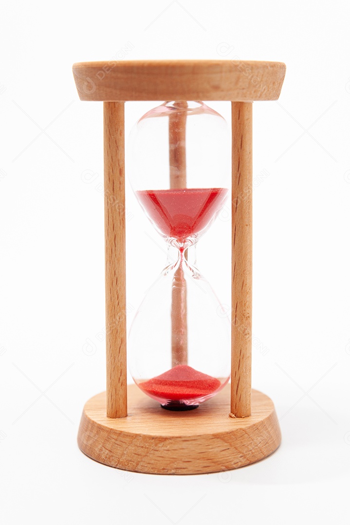 Ampulheta velha com areia vermelha. Isolado em um fundo branco. Fechar-se.