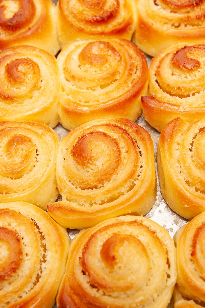 Fatias de coco húngaro caseiras frescas e deliciosas. Vista do topo. Fechar-se. Tiro vertical.