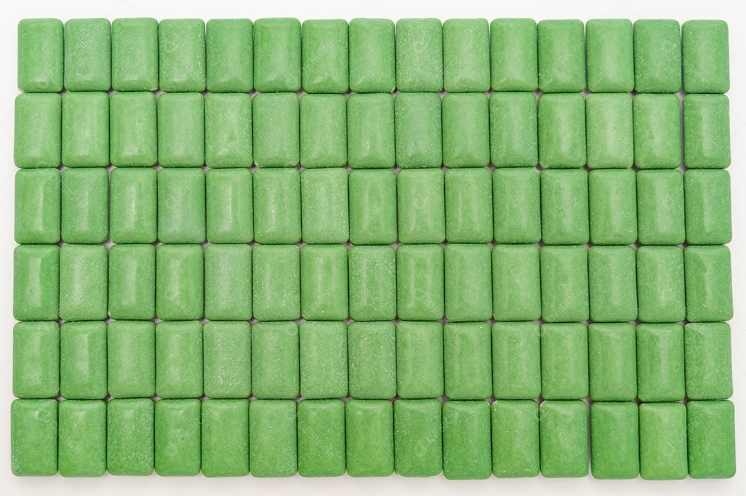 Pastilhas de goma de mascar de menta verde alinhadas. Isolado no fundo branco. Vista do topo.