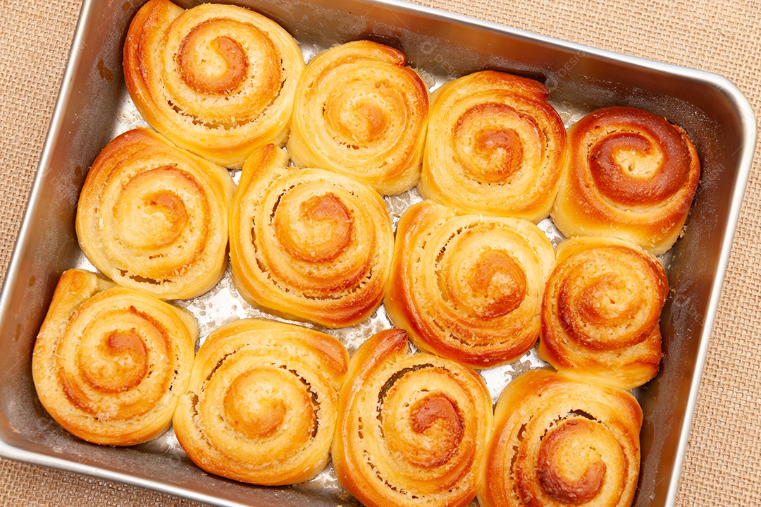 Fatias de coco húngaro caseiras frescas e deliciosas. Vista do topo. Fechar-se. Tiro vertical.