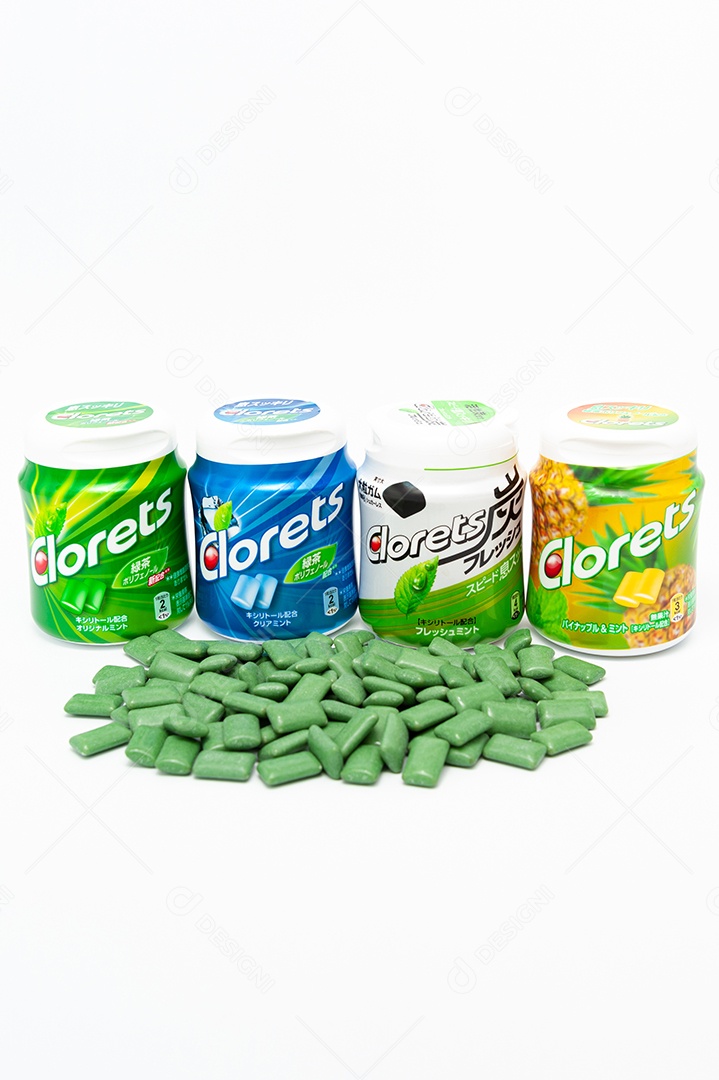 Patilhas de Hortelã Original, Claro, Fresco e Abacaxi. Goma verde espalhada. Isolado no fundo branco. Copie o espaço.