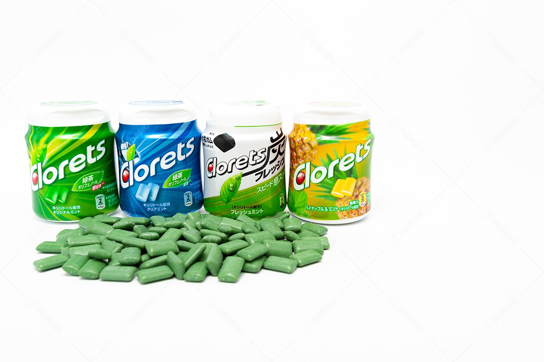 Patilhas de Hortelã Original, Claro, Fresco e Abacaxi. Goma verde espalhada. Isolado no fundo branco. Copie o espaço.