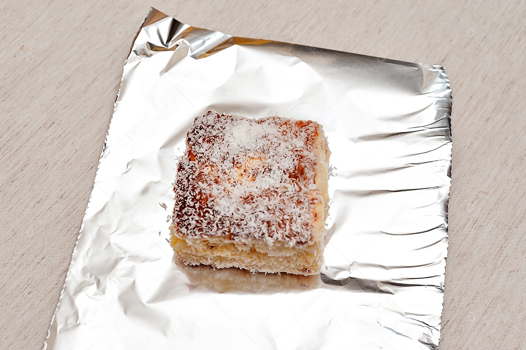 Sobremesa tradicional brasileira chamada Bolo Gelado em português brasileiro. Vista frontal.