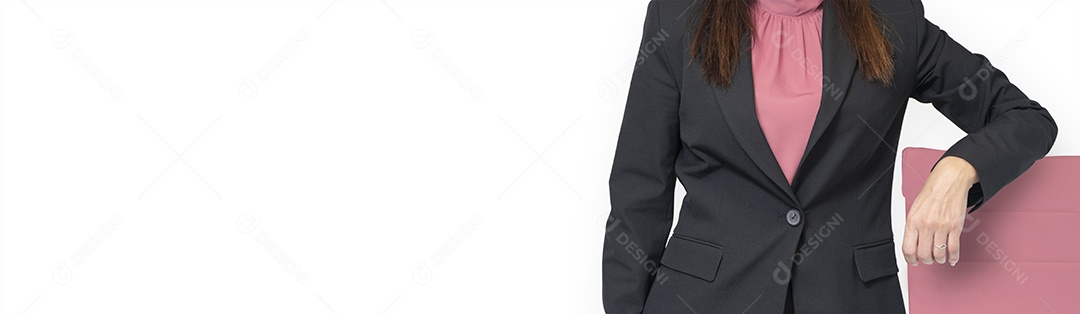 Close-up de uma mulher de negócios hispânica em pé no escritório com o braço na cadeira rosa isolada em branco - banner de negócios - conceito de finanças - espaço de cópia